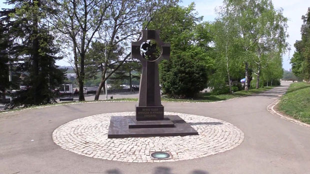 СПОМЕНИК РУСКИМ И СРПСКИМ ВОЈНИЦИМА НА МЕТИ ВАНДАЛА: Украли бронзаног Светог Ђорђа